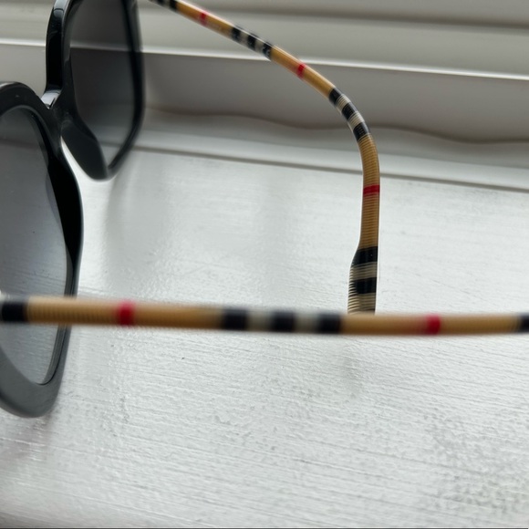 Burberry sunglasses - Picture 3 of 4